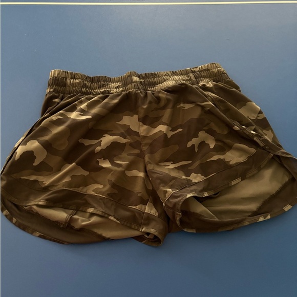 Athleta Camo Women's Shorts sz M - Picture 1 of 5